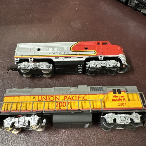 HO Scale Life Like Union Pacific 2007 & Santa Fe 20797 Diesel Locomotives - Picture 6 of 9
