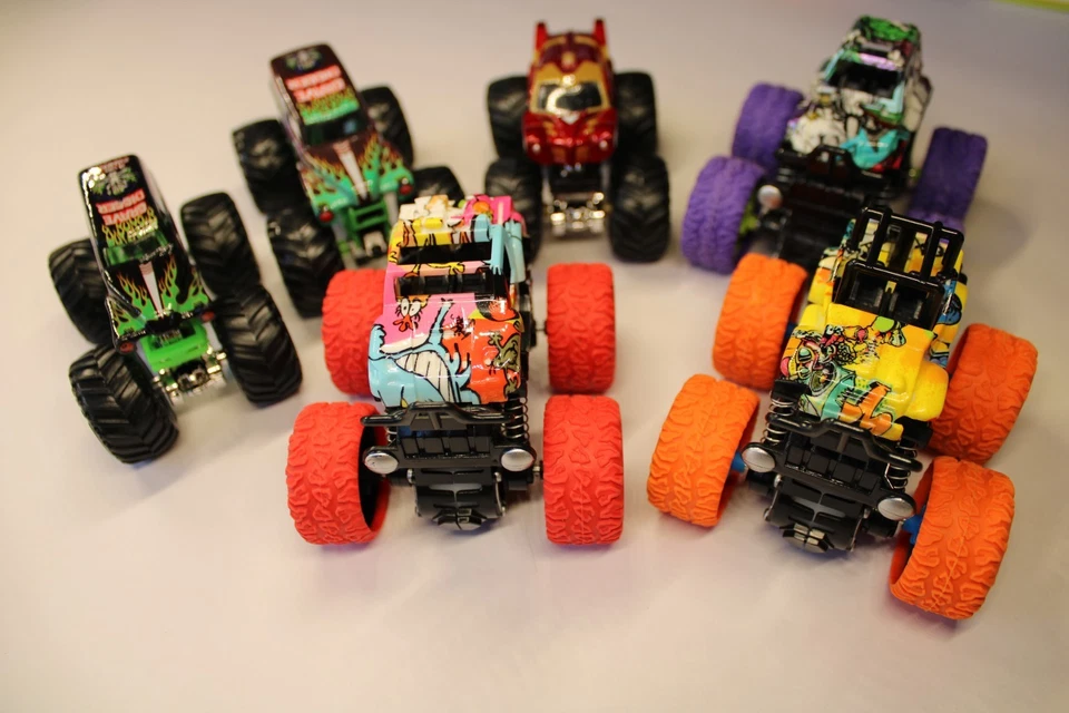 Lote Mixto De 6 Monster Truck Juguete Hot Wheels Mattel 2 Grave Diggers y Iron Man Foto 2 de 4