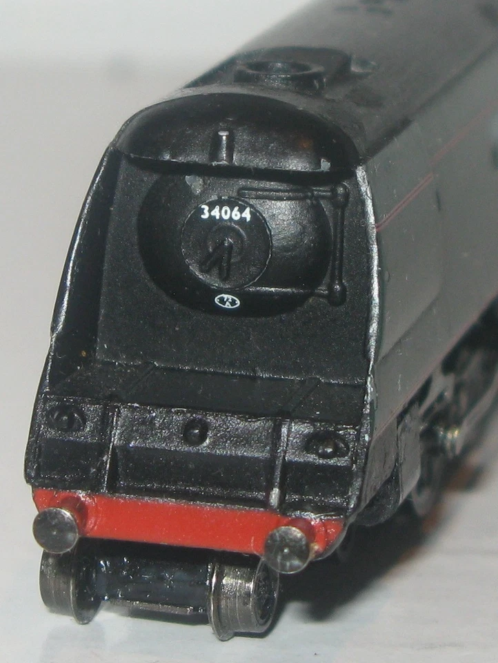 Graham Farish N 372-276 BR Green Battle of Britain Class 34064 Fighter Command - Image 3 of 4