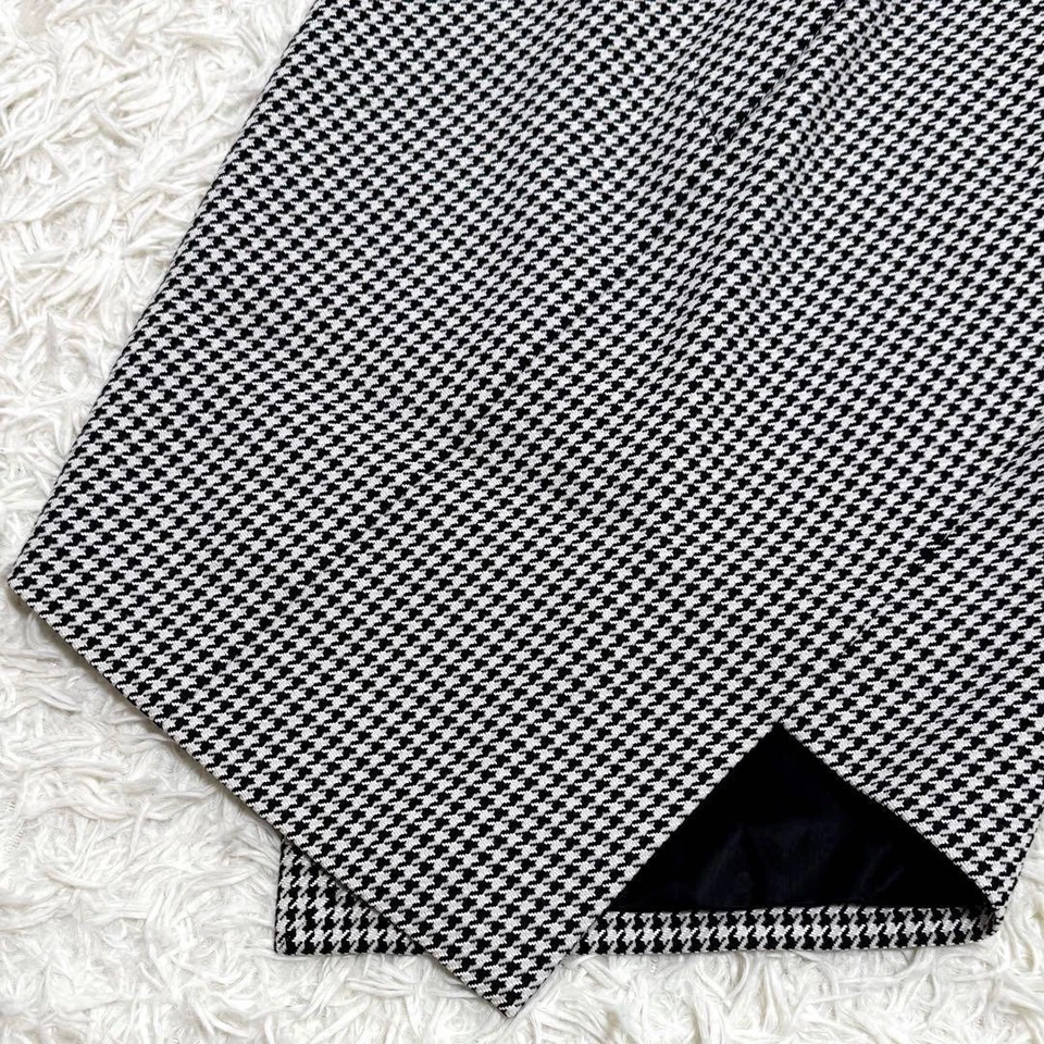 FALDA BALENCIAGA TRANSFORMADA USADA CON LOGO BB, HERRAJES DORADOS Y PATA DE GALLO Foto 4 de 4