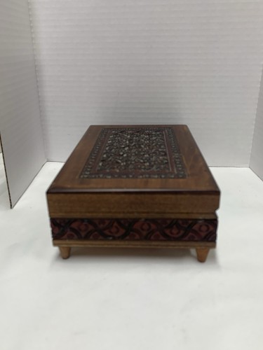 Caja tallada en madera vintage hecha en Polonia con pies buen estado - Imagen 6 de 9