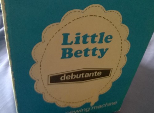 LITTLE BETTY SEWING MACHINE DEBUTANTE WITH ORIGINAL BOX. - Picture 12 of 14