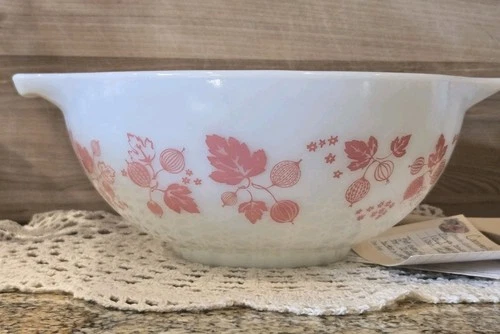 Vintage Pyrex White and Pink 2.5 Qt Cinderella Gooseberry Bowl MINT!!!