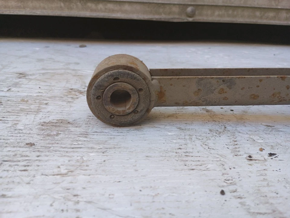 Brazo de arrastre inferior trasero de Chevrolet Impala 2006 3238875 Foto 3 de 4