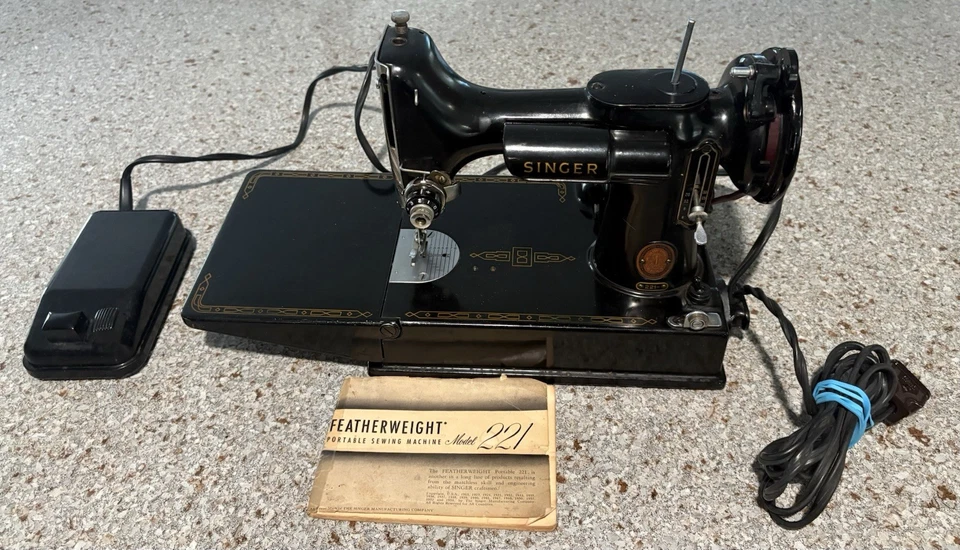 Máquina de coser Singer Featherweight 221 de colección completa probada funcionando con estuche Foto 3 de 4