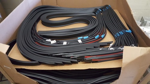2007-2014 GM Cadillac Chevrolet GMC Avalanche Weatherstrip Right Side 20789464 - Picture 4 of 4