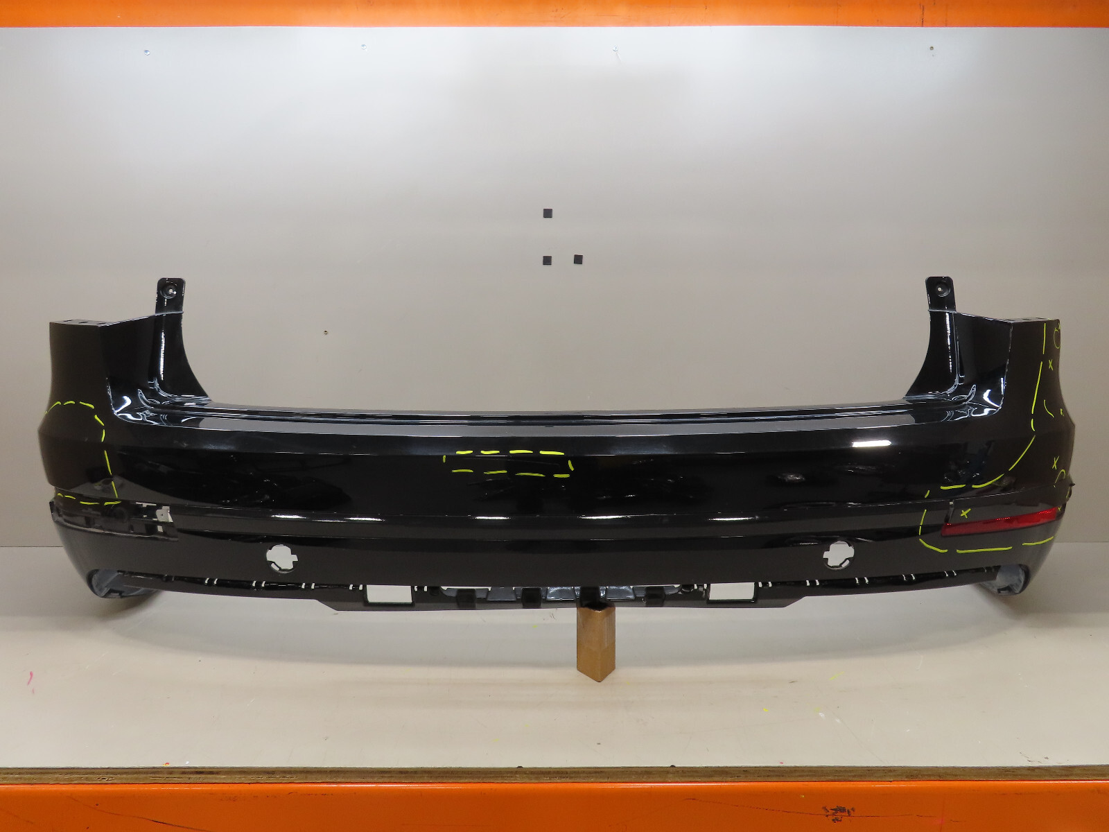 2017-2020 BENTLEY BENTAYGA REAR BUMPER COVER OEM 36A807301