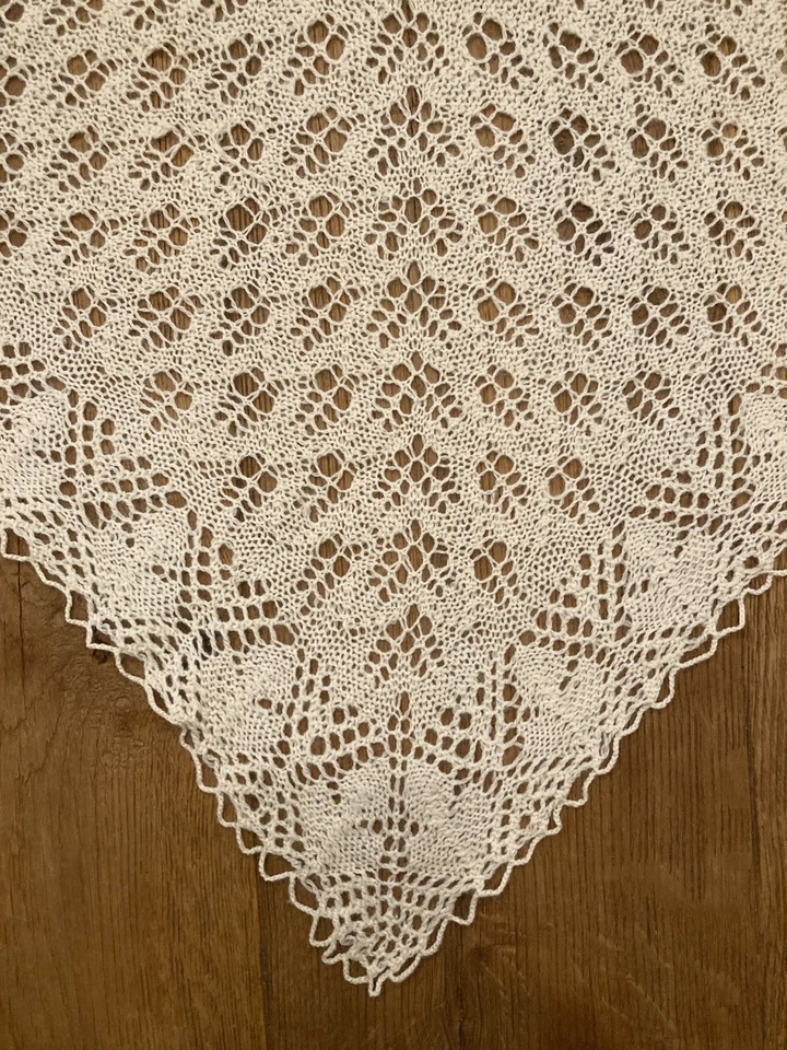 gehäkelte Tischdecke aus wolligem Garn 83x83cm