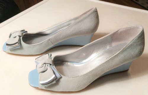 BANDOLINO Gray Suede Peep-Toe/Baby Blue 