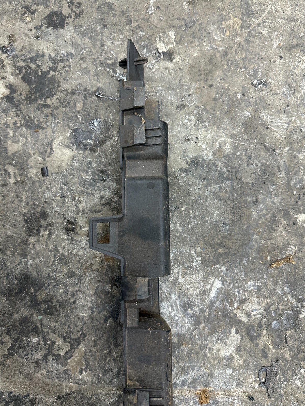 2014 AUDI R8 OEM REAR LEFT DRIVER SIDE SKIRT ROCKER MOUNT BRACKET 420 853 921