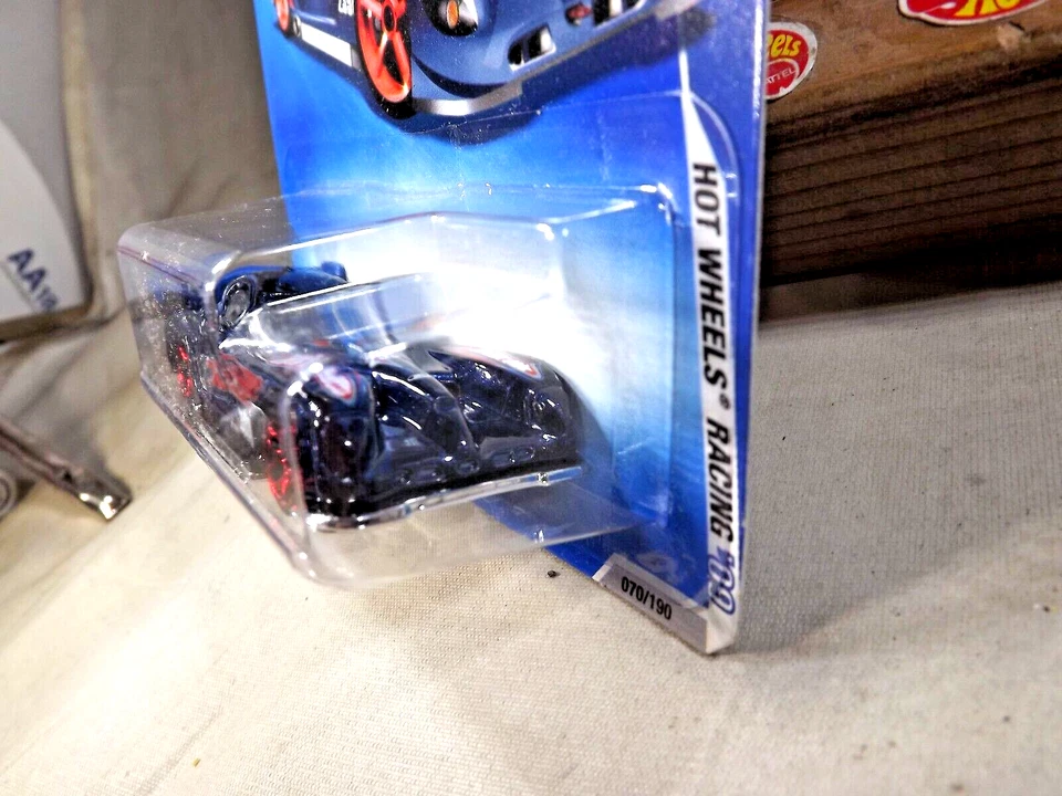 Hot Wheels #70 HW Racing 2009 4/10 Panoz GTR-1 variación azul oscuro con 5 rayos rojos Foto 4 de 4