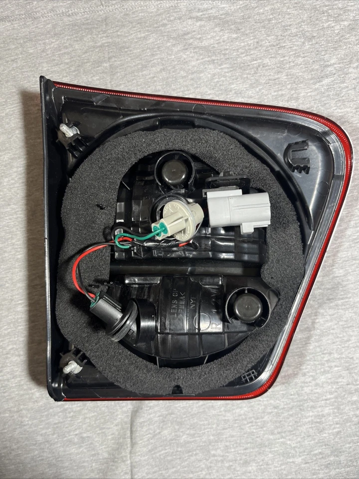 Nueva luz trasera interior halógena Toyota Sequoia 2018-2021 (derecha/pasajero) Foto 2 de 3