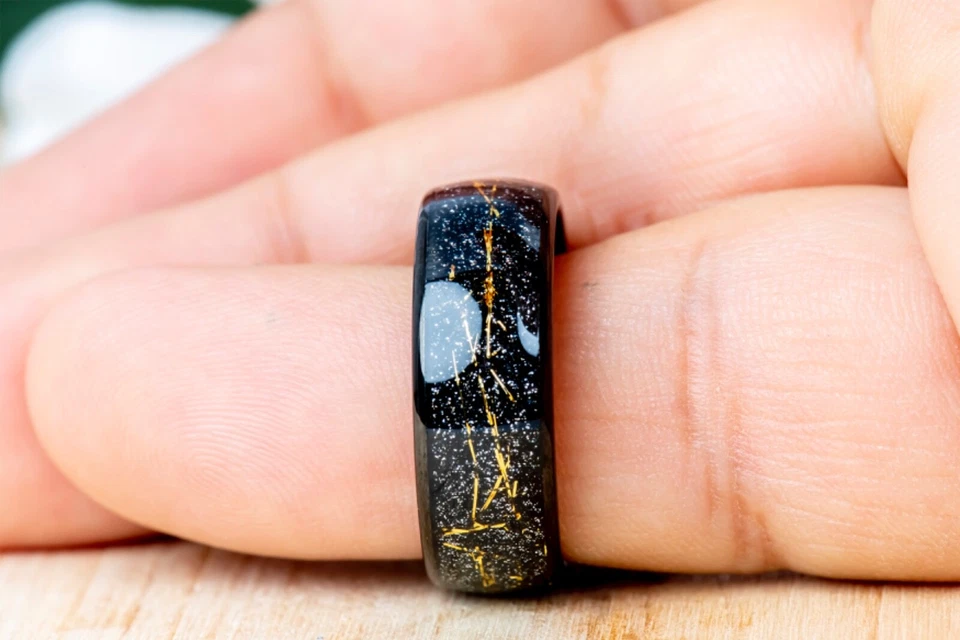 Alianza de boda para hombre con incrustaciones de meteorito amarillo imitación anillo de tungsteno abovedado negro Foto 4 de 4