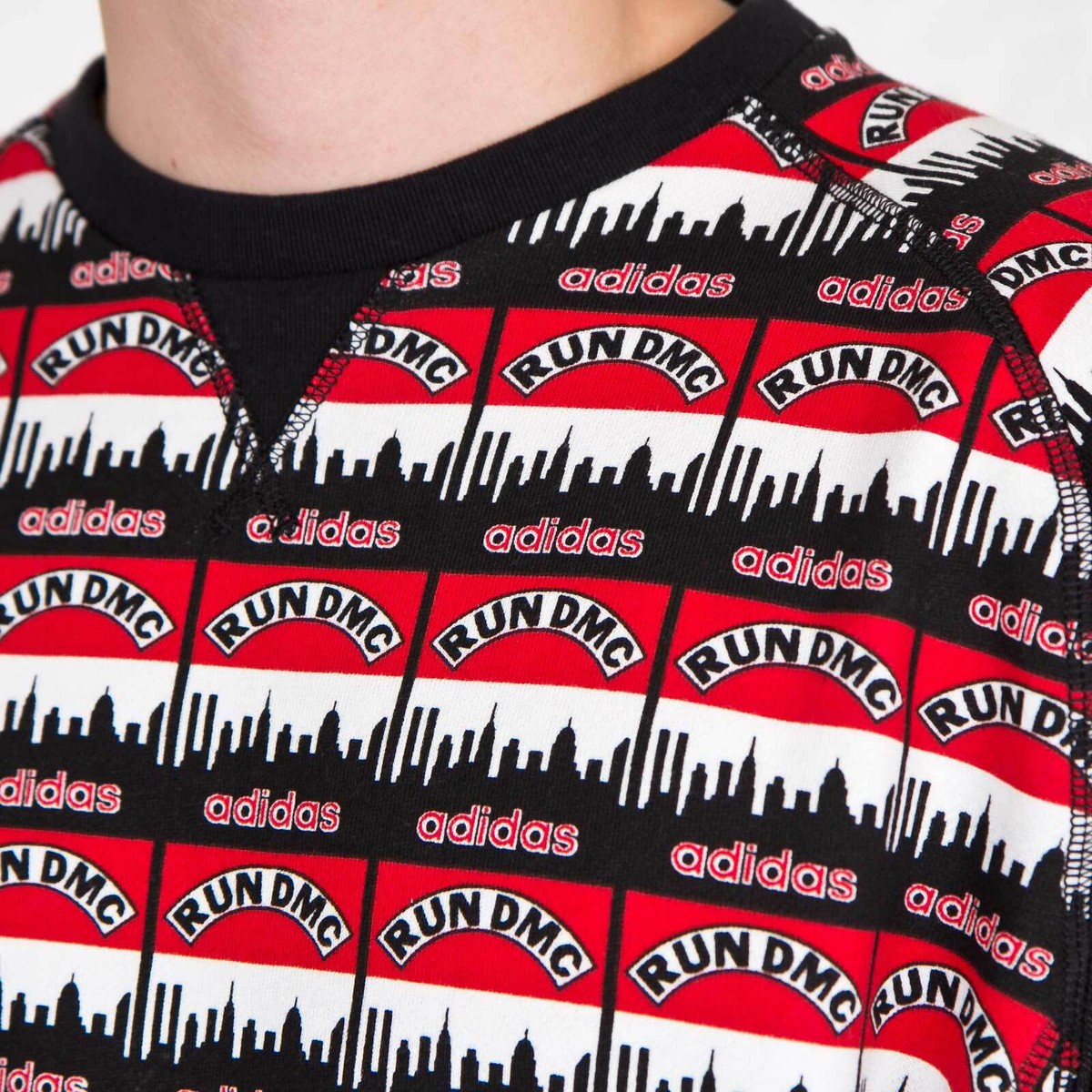 トップス adidas Originals RUN DMC GRAPHIC CREW WR Hoodies and sweatshirts adidas RUN DMC Graphic Crew Black