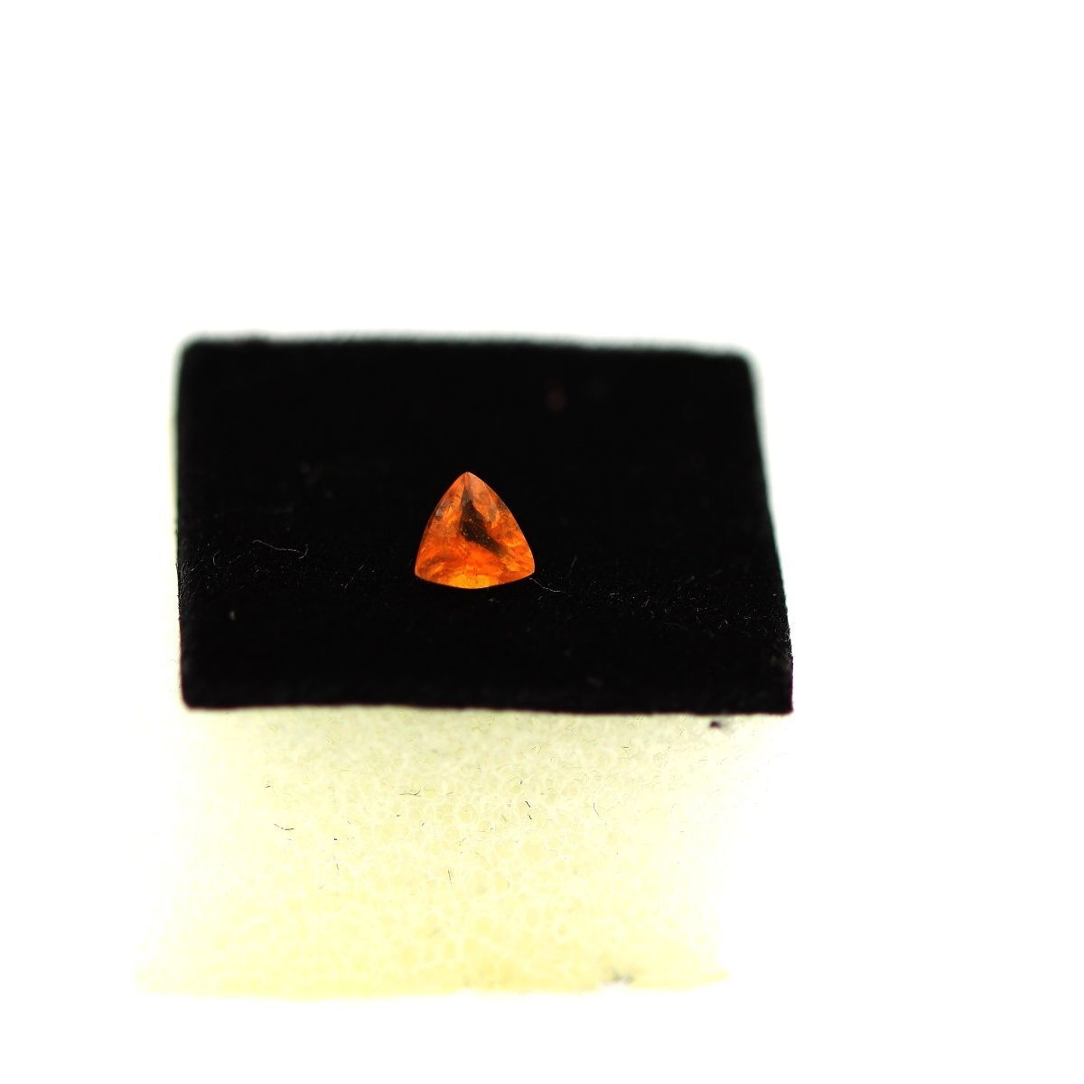Clinohumite orange de 0.27 cts du Pakistan pureté VS pour haute joaillerie
