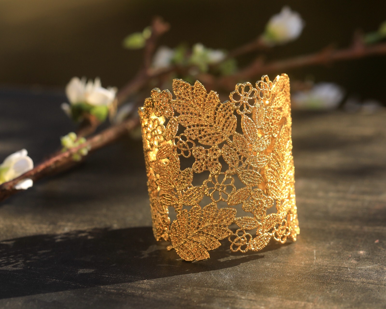 Bracelet manchette doré feuille d'arbre, le cadeau floral idéal pour elle