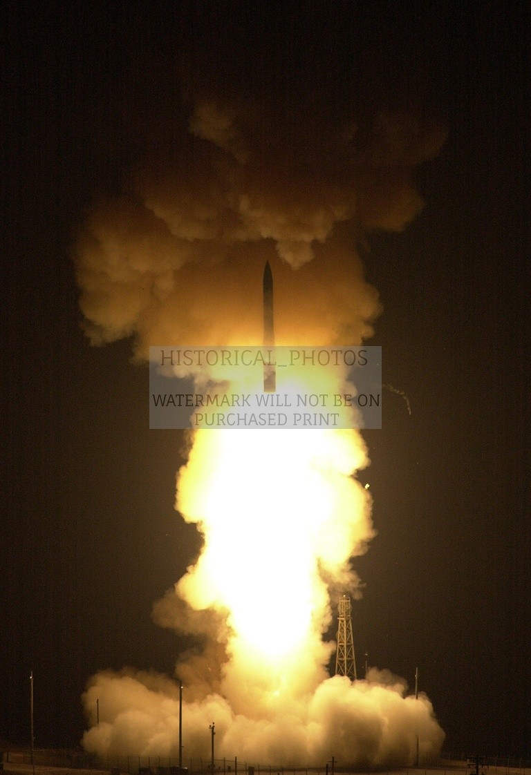 MINUTEMAN III MISSLE LAUNCH US AIR FORCE 2005 13X19 PHOTO | eBay