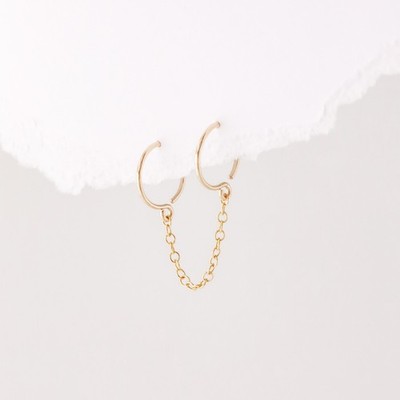 Doppel Creolen mit Kette für zwei Piercings, Huggies 12k Gold gefüllt