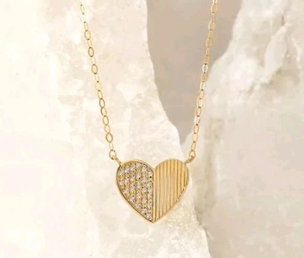 Collar con colgante de corazón de diamantes en oro amarillo de 14 K, 0,06 tcw Foto 2 de 4