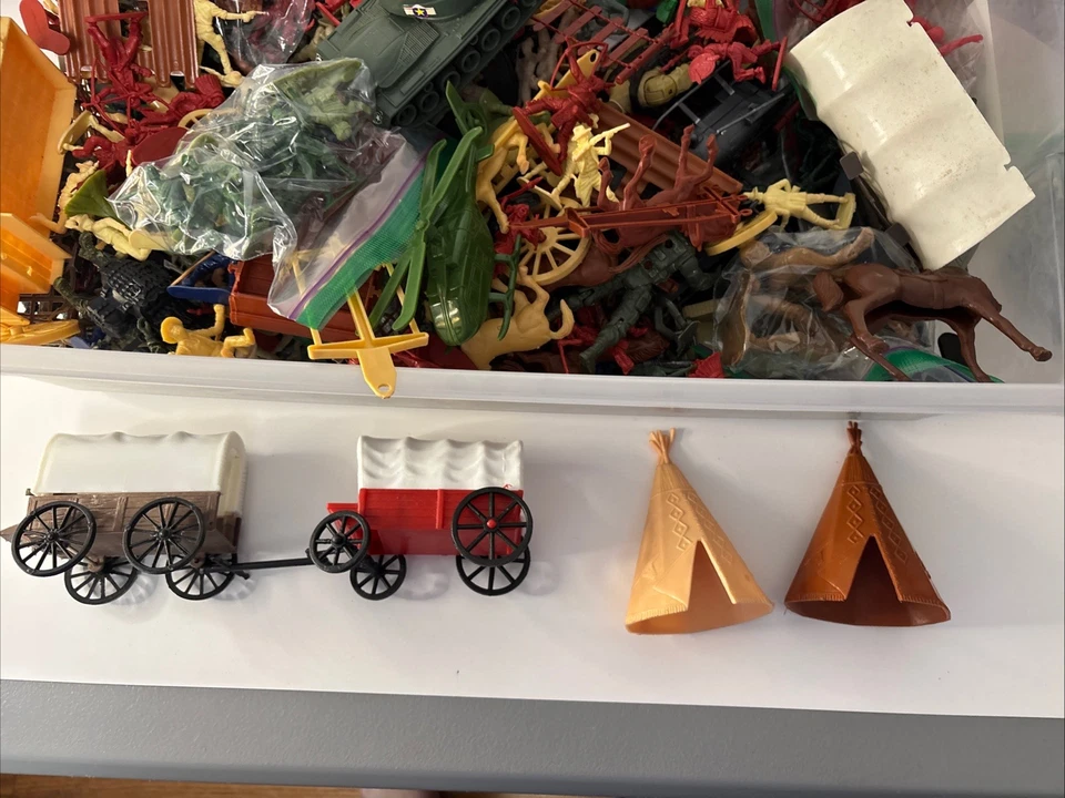 Mega Lote de 700+ Vintage Plástico Ejército Hombres Vaqueros Indios Tanques Aviones Fort Wagons Foto 4 de 4