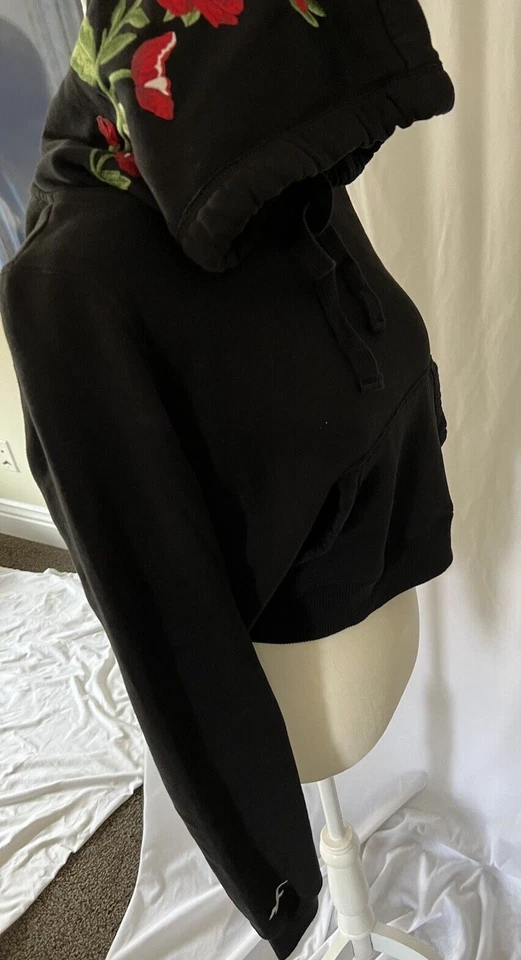 Hollister Pullover Negro Bordado Rosas Rojas Sudadera con Capucha Pequeña Foto 2 de 4