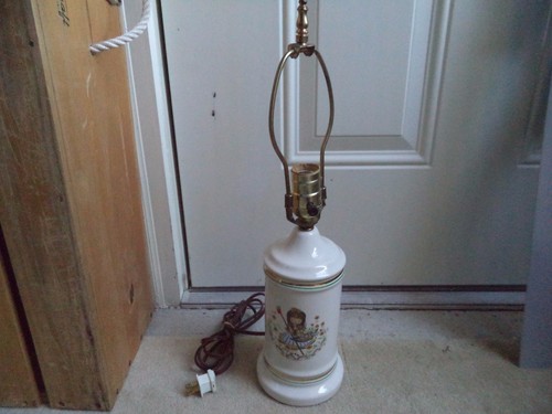 Vintage Keramik bemalte Kinder Tischlampe kleines Mädchen im Garten mit Rechen / Korb