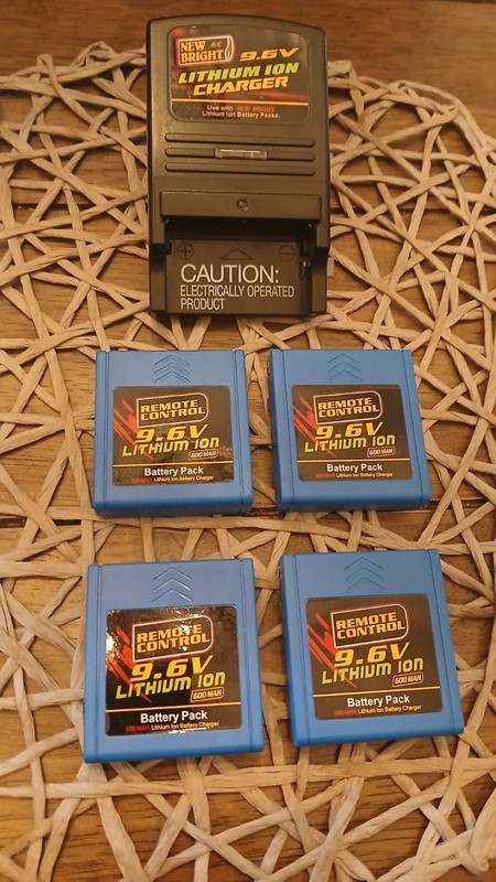 New Bright 9.6v Volt Lithium Ion Battery Charger And 4 Battery Packs Lot !!!