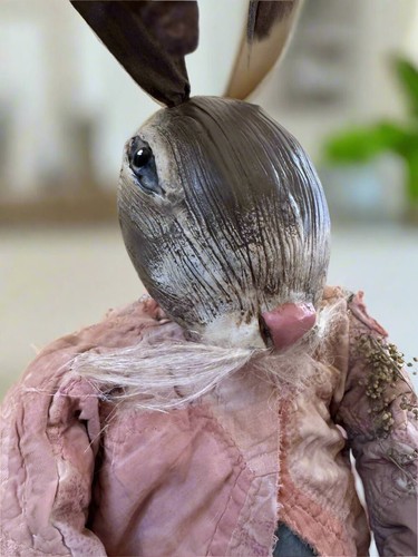 Handgefertigt von Michelle Frühling Ostern Ton geformter Kopf Hase Junge mit Karotte auf - Bild 3 von 5