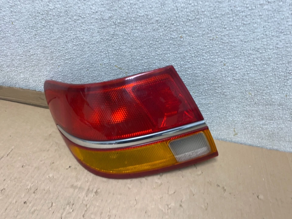 Luz trasera lateral izquierda Saturn L L200 2000 a 2003 sedán U8302 DW Foto 2 de 4