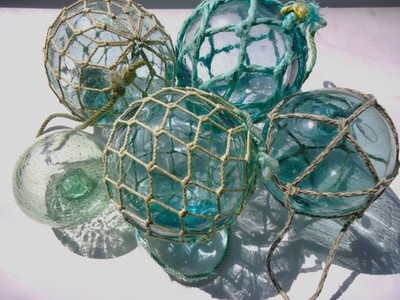 Vintage Japanese Glass Fishing Floats 5pcs Set   Net & Plain Nautical Decor