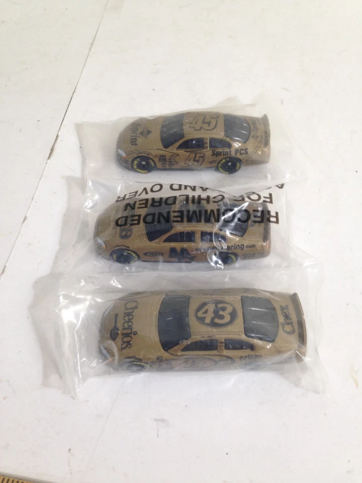 Die case NasCar Hot Wheels Racing Gold Car Lot Petty Racing, Sprint Cheerios Novo na embalagem - Imagem 2 de 4