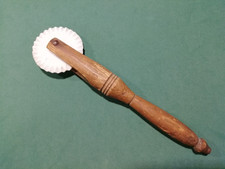 Altes TEIGRÄDCHEN TEIGRAD TEIGSCHNEIDER WELLENRAD BACKRADEL Holz+Porzellan