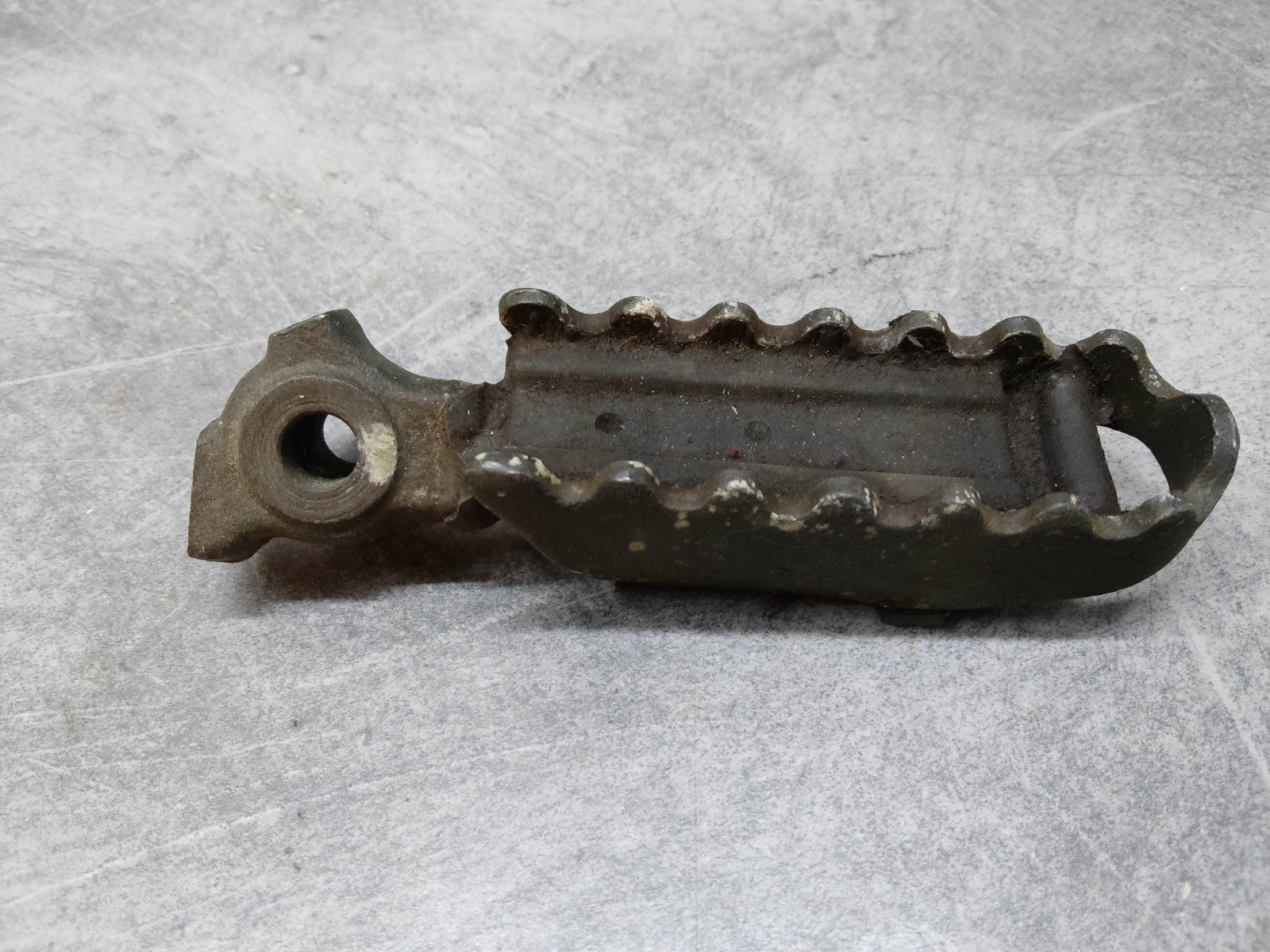 Repose-pieds avant gauche occasion pour Honda XL125K2 XL250K3 XL350