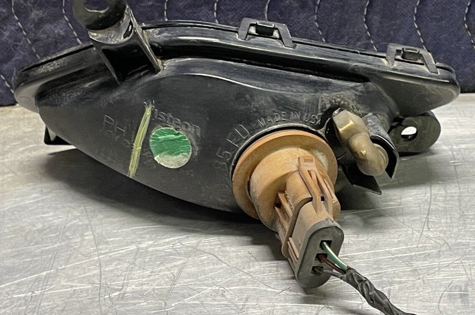 2003 Ford Escort ZX2 Passenger RH Grille Mount Turn Signal Parking Lamp Assembly - Image 4 of 4