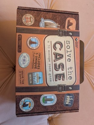 Löse den Fall. 3D Escape Room Spiel im Koffer. Alter 12+. Familienfest Spiel
