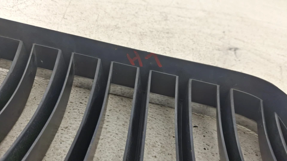 Grelha superior do radiador dianteira esquerda BMW 528i XDRIVE F10 2014-2016 fabricante de equipamento original - Imagem 3 de 4