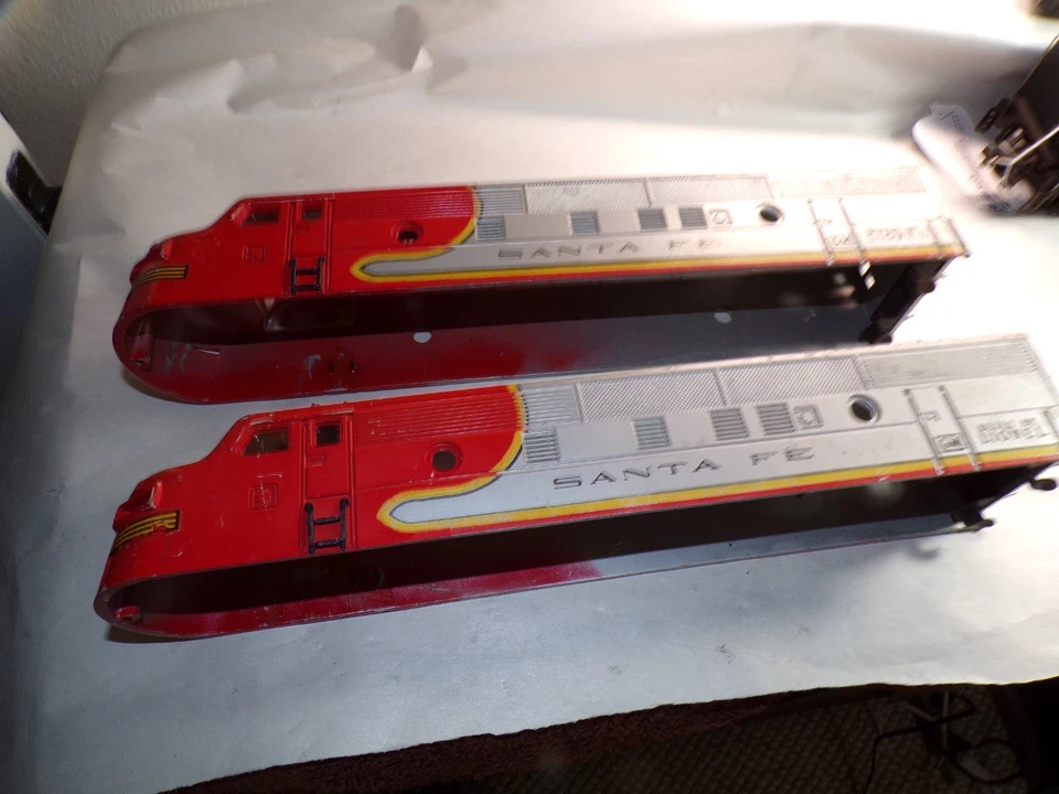 Vintage Original Lionel 2353 Santa Fe F3 AA Body Shells, for resto repaint - Image 4 of 4