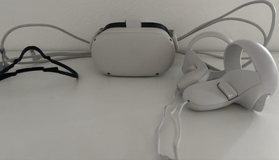 Meta Quest 2 eigenständiges VR-Headset weiß mit Controllern und Zubehör