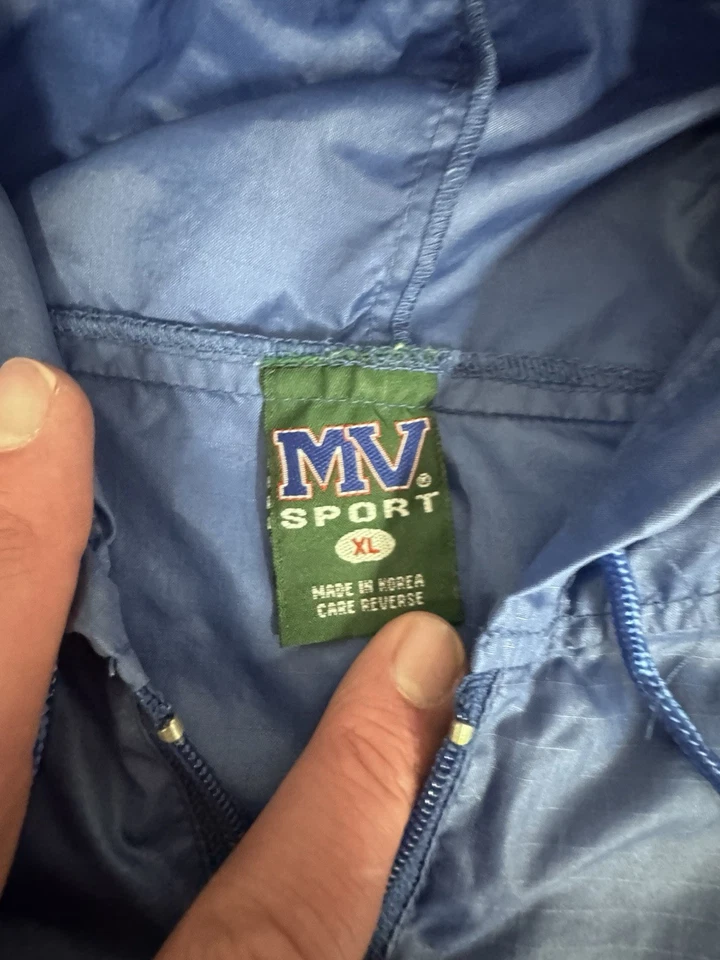 De Colección MV Sport Kansas Jayhawks Abrigo Chaqueta Para Hombres XL Empacable Azul Pullover Sujetador Foto 3 de 4