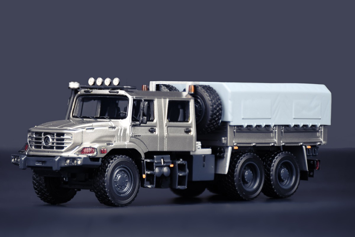 Camion Mercedes-Benz Zetros 6x6 miniature IMC MODELS avec bâche amovible à l'échelle 1/50