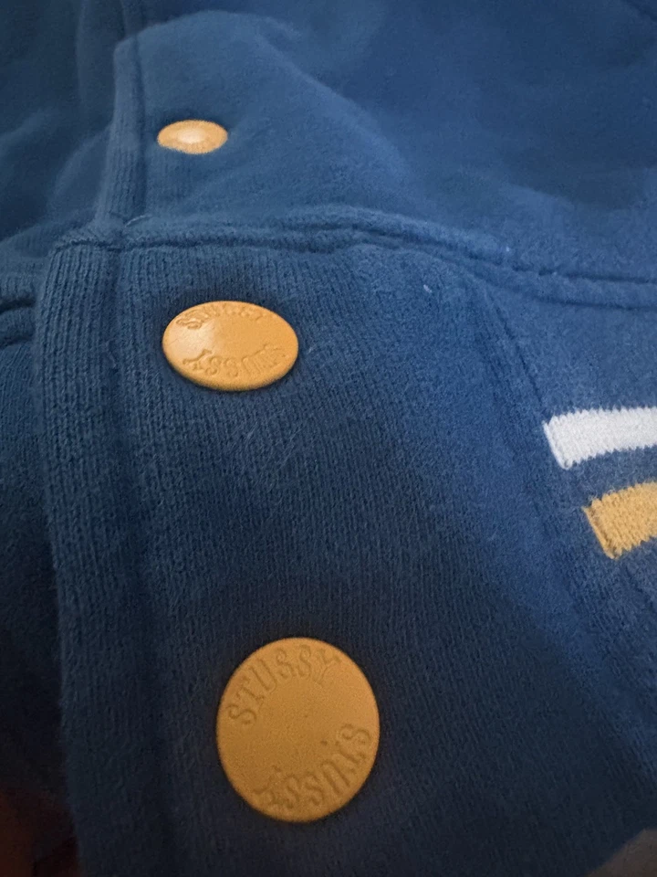 Chaqueta Universitaria Bombardero Vintage Stussy World Tour LANA (EXTRA GRANDE) Azul y Amarillo Foto 3 de 4