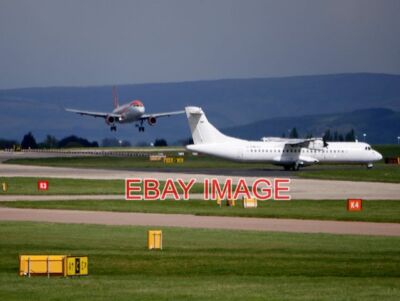 FOTO EASYJET AIRBUS A320-200 (G-EZPC) LANDET AM FLUGHAFEN MANCHESTER, WÄHREND EIN ANDERER