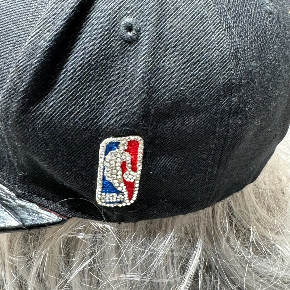 Gorra Miami Heat Snap Back negra Mitchell Ness madera dura estrás lana NBA Foto 4 de 4