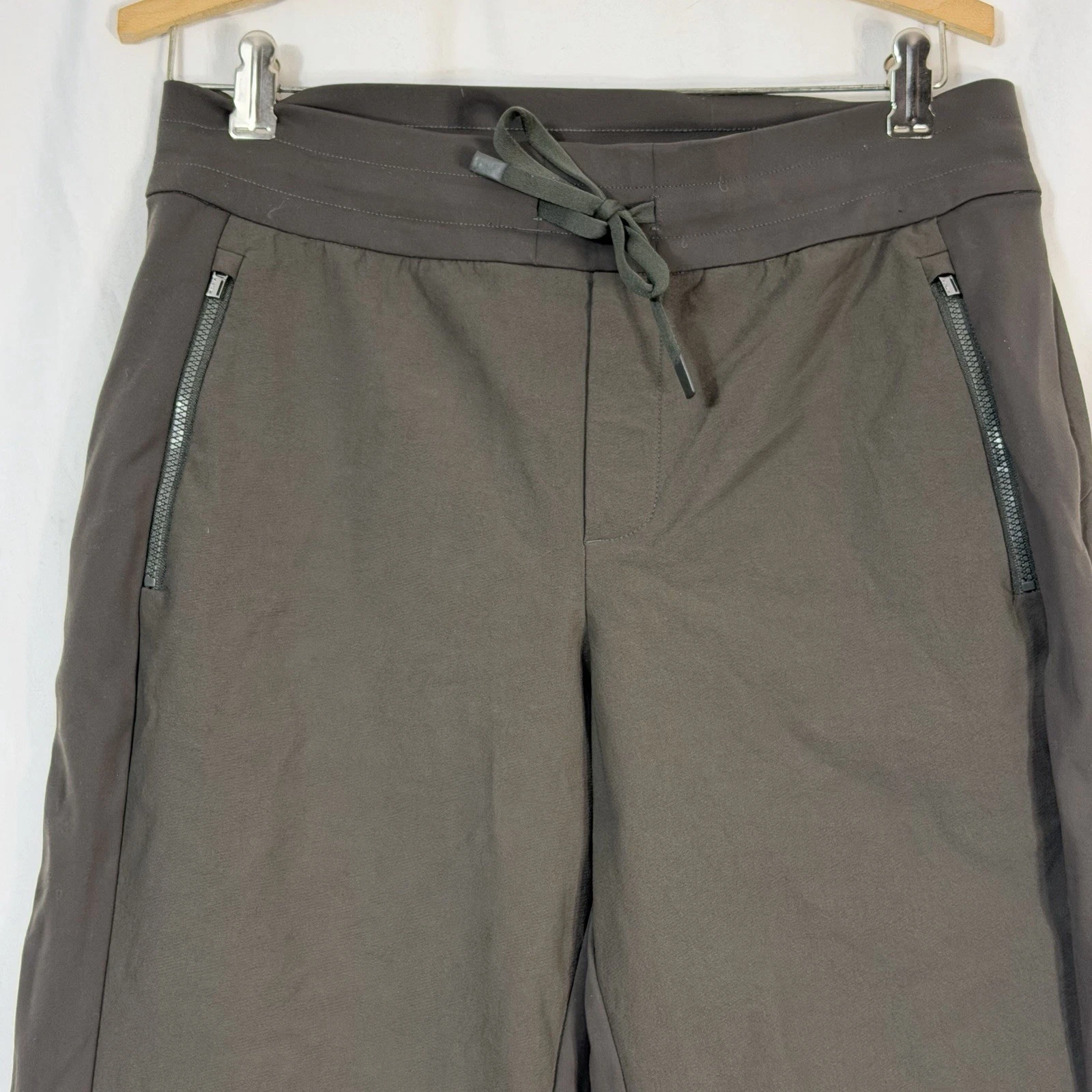 ATHLETA Headlands Hybrid Trek Jogger Army Green Travel Hiking Size 8 Gorpcore G2
Opens in a new wind