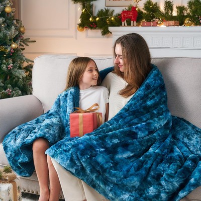 NEWCOSPLAY Super Soft Faux Fur Throw Blanket Premium Sherpa - Main Image