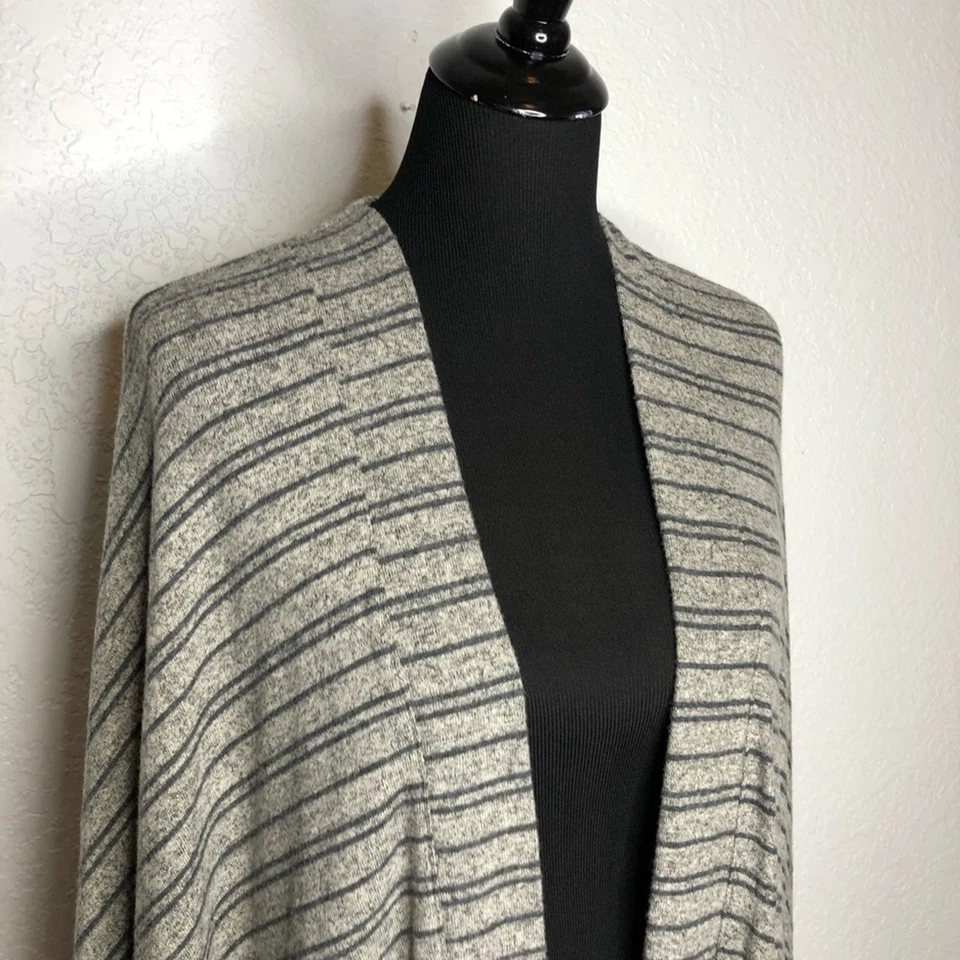 Cárdigan tejido manga kimono rayas gris negro Soft Surroundings talla S/M Foto 3 de 4