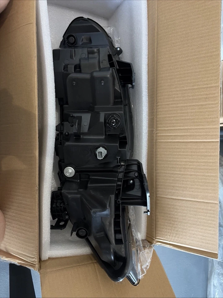 Conjunto de faros LED derecho Honda Accord 2018-2021. Aftermarket 33100TVAA12 Foto 2 de 3