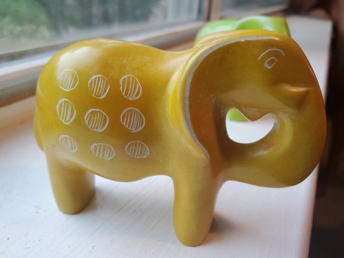 Set of 3 Vintage Mid Century Carved Soapstone ELEPHANTS 3” Green & Yellow - Picture 4 of 7