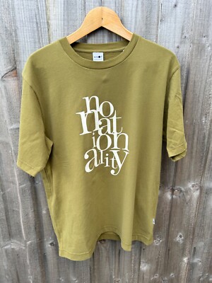NN07 No Nationality Logo T-Shirt Khaki Brandneu Mit Etikett Oi Polloi Tee