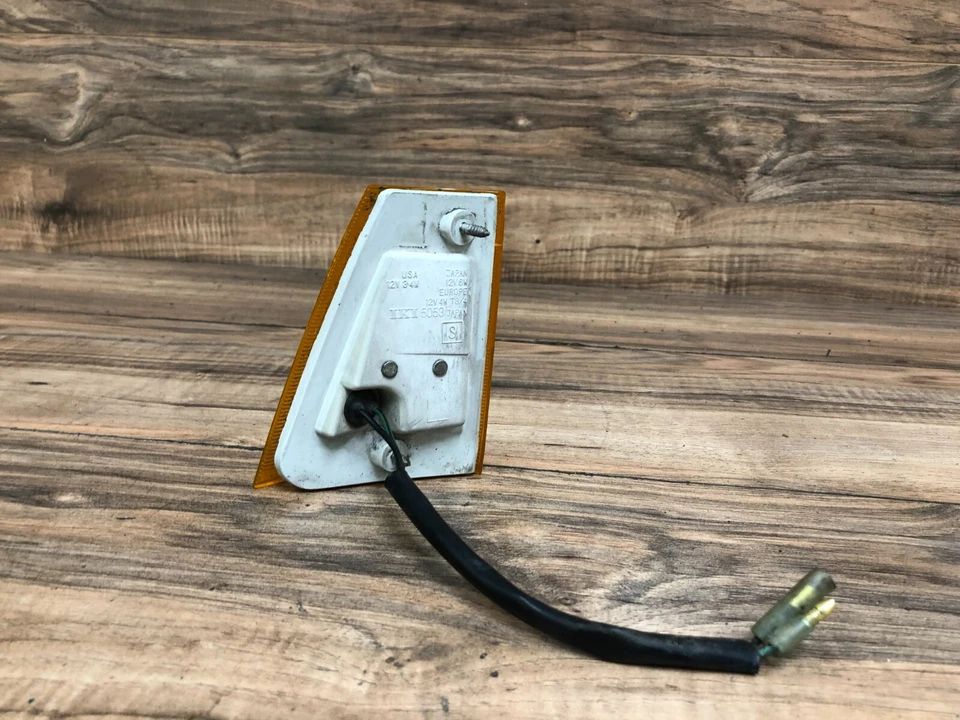 DATSUN 200SX OEM FRONT DRIVER SIDE TURN SIGNAL LIGHT INDICATOR AMBER 80-83 - Image 3 of 4